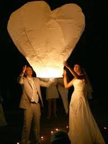 Запуск фонариков на свадьбе